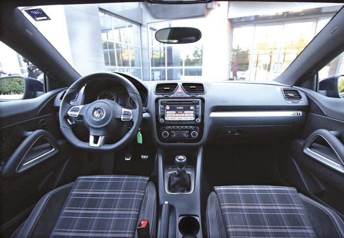 Στο ποιοτικό εσωτερικό 
του συλλεκτικού μοντέλου 
διακρίνονται τα μπάκετ με την ειδική ταπετσαρία.